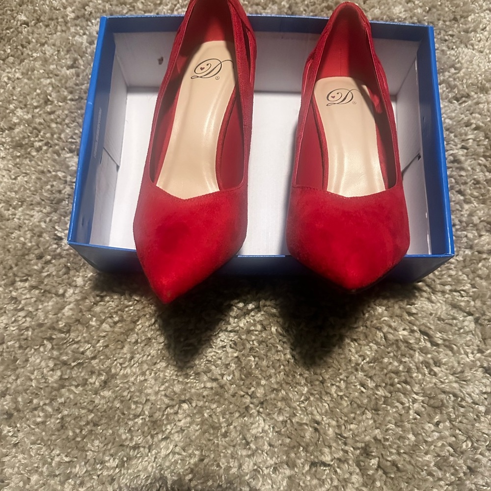New Red pumps - Picture 5 of 8